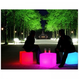 Cube LED lumineux RGBW en résine 40cm 5W IP65 sans fil