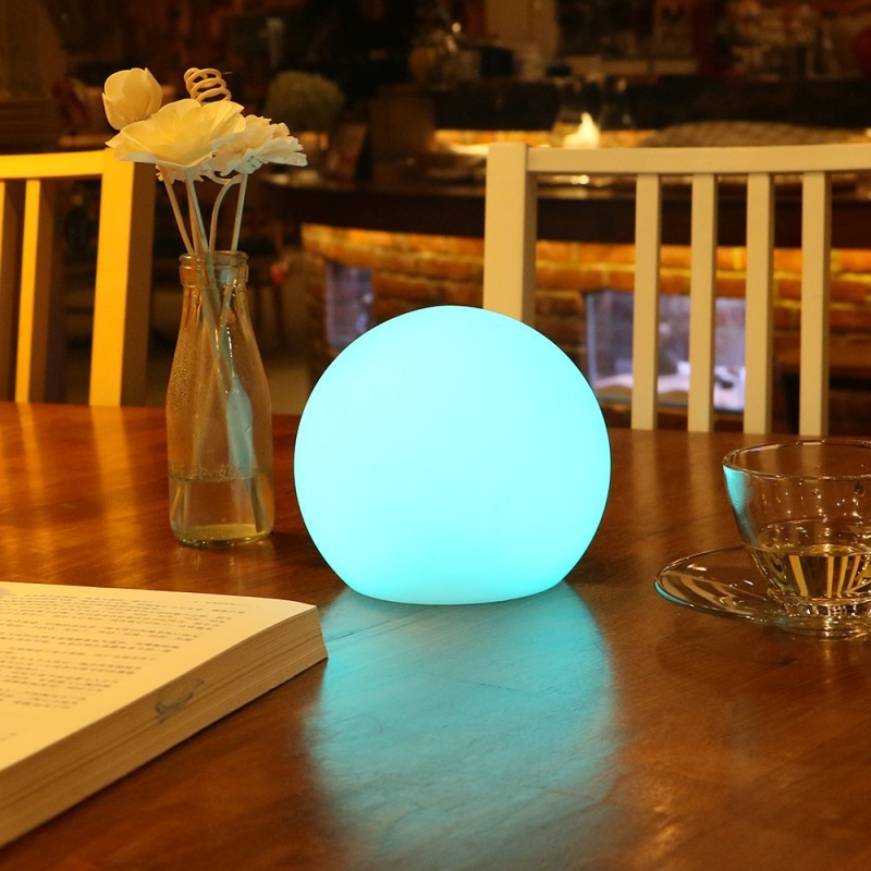 Boule lumineuse LED RGBW 15cm pour usage extérieur