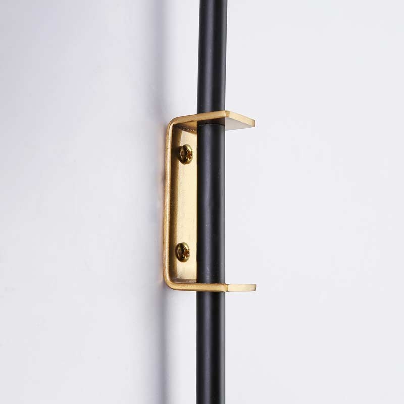 Fournie avec les éléments pour sa fixation au mur