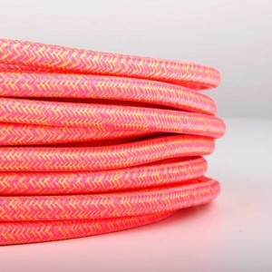 Câble électrique rond recouvert d'un tissu effet soie de couleur rose et jaune.