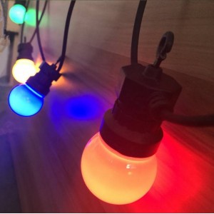 Guirlande LED avec câble noir 10 ampoules LED multicolores - 8 mètres