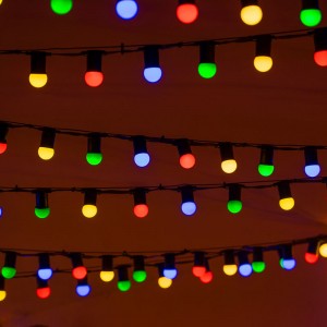 Guirlande LED avec câble noir 10 ampoules LED multicolores - 8 mètres