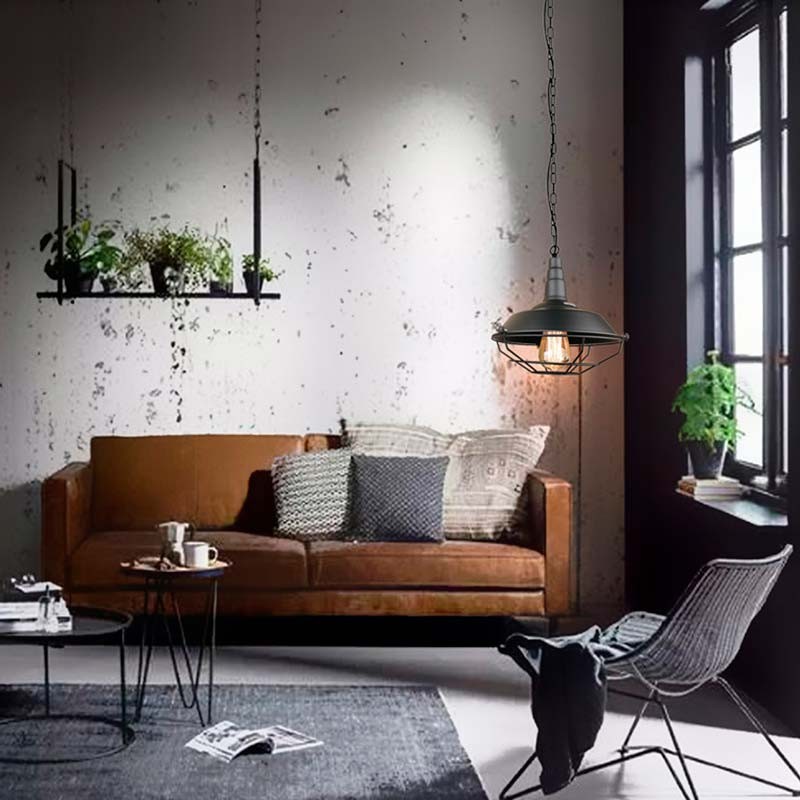 Vieille lampe pendante "ELANIO". Vieille lampe pendante "ELANIO".