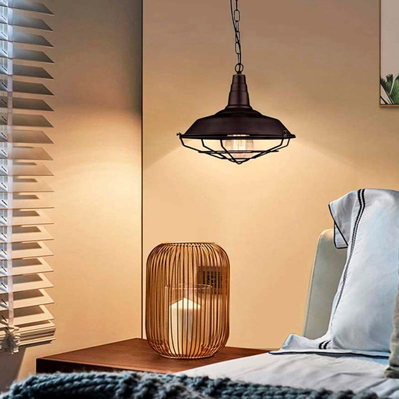 Vieille lampe pendante "ELANIO". Vieille lampe pendante "ELANIO".