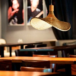 Suspension en osier idéale pour les placer au-dessus des tables