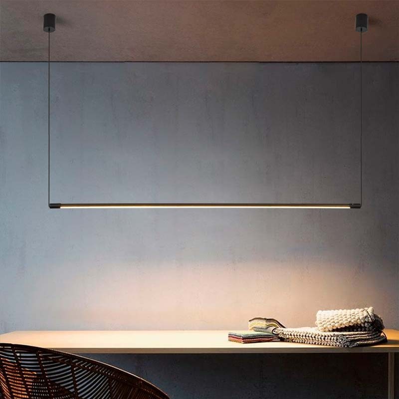 Suspendue sur un bureau Suspendue sur un bureau