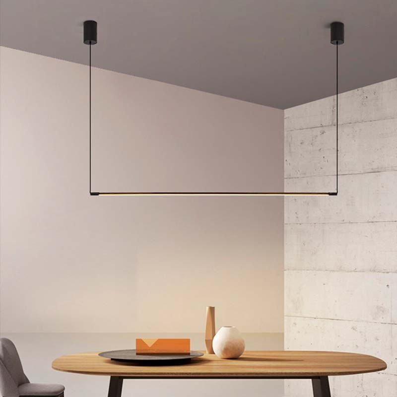 Suspendue au-dessus de la table Suspendue au-dessus de la table
