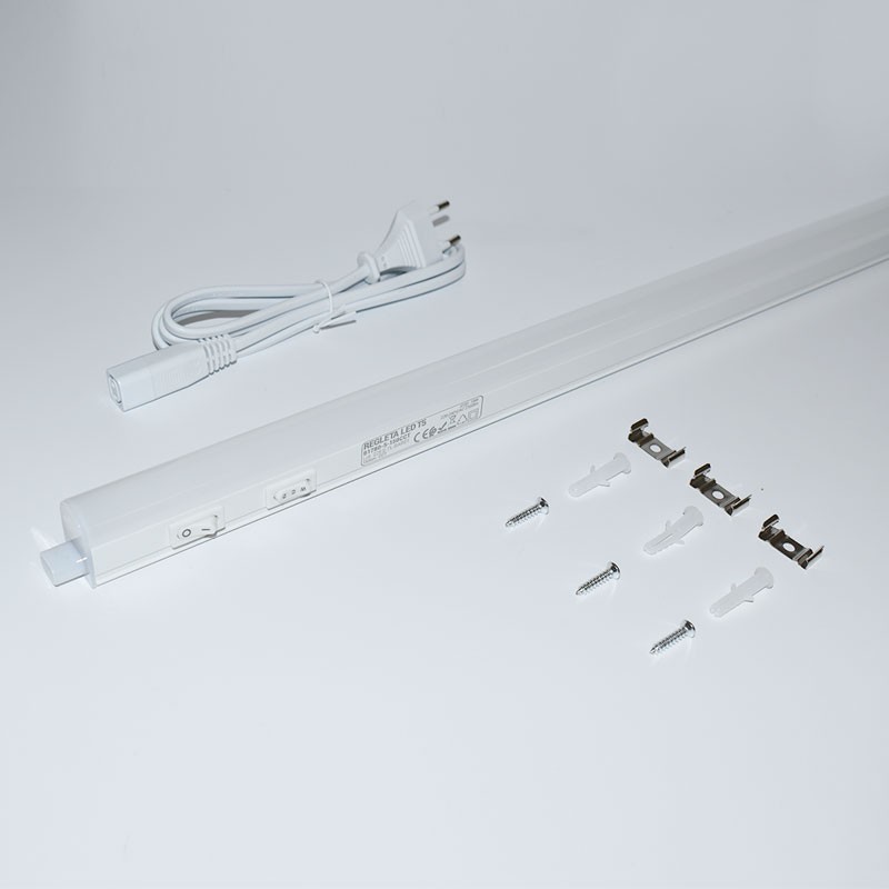 Réglette avec embout, vis et jeu d'agrafes métalliques pour la fixation Réglette avec embout, vis et jeu d'agrafes métalliques pour la fixation