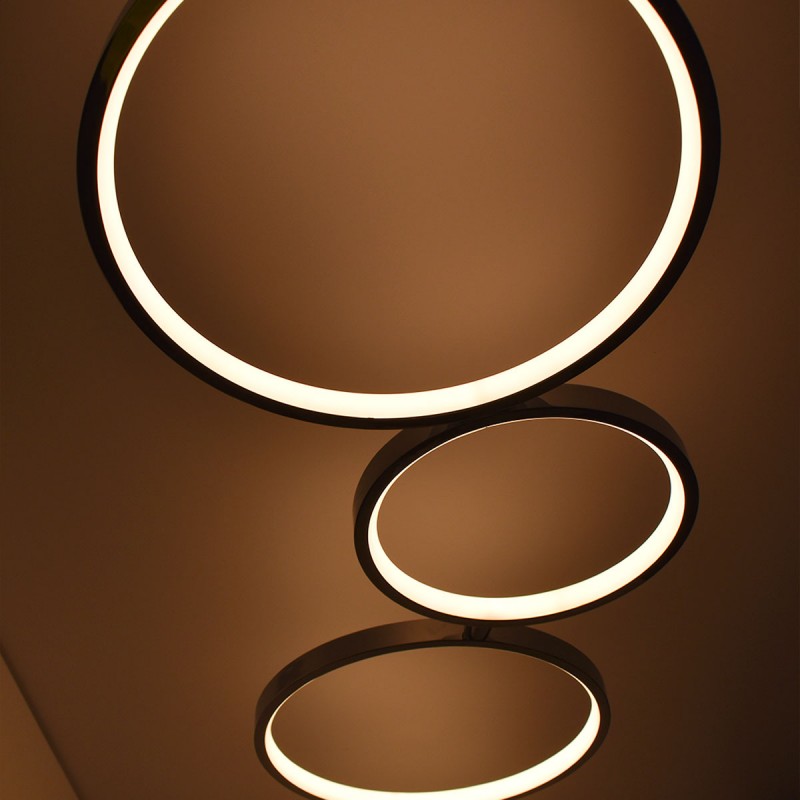 Disponible en deux couleurs : noir et chrome. Disponible en deux couleurs : noir et chrome.