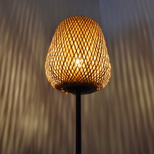 Lumière chaude du lampadaire en osier