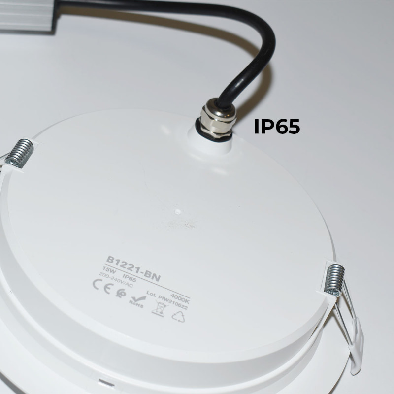 Vis et écrou arrière qui empêchent l'humidité de pénétrer dans le système électrique Vis et écrou arrière qui empêchent l'humidité de pénétrer dans le système électrique