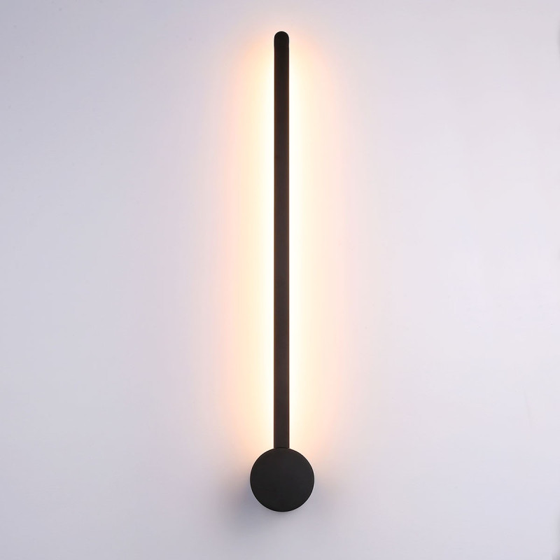 Source lumineuse cachée derrière sa structure en aluminium. Source lumineuse cachée derrière sa structure en aluminium.