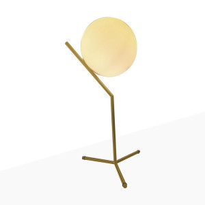 Lampe de table dont l'sphère fait de l'équilibre sur le bord d’une tige