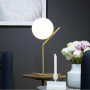 Lampe de table inspirée de la collection FLOS explorant l’équilibre.