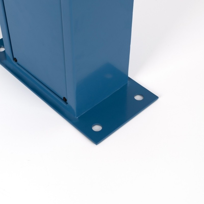 Plaque avec des trous pour le vissage contre la façade Plaque avec des trous pour le vissage contre la façade