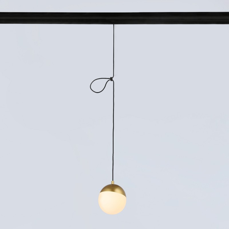 Boule or sur rail magnétique