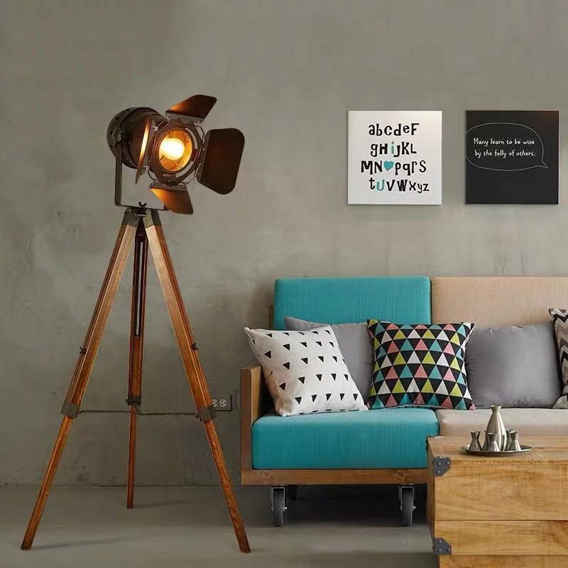 Lampadaire projecteur sur pied ajustable façon cinéma