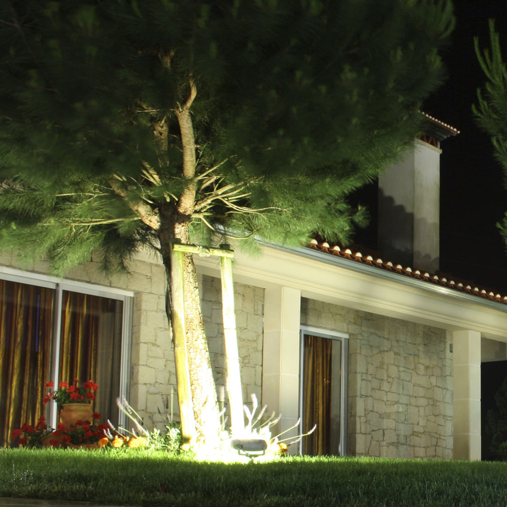 Projecteur LED 50 W avec prise - Projecteur extérieur 3500 lm - Applique  murale super lumineuse IP65 - Étanche - 6500 K - Lumière du jour - Pour  terrasse, jardin, jardin, toit : : Autres