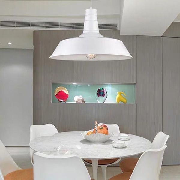 décoration minimaliste lampe suspendue blanche