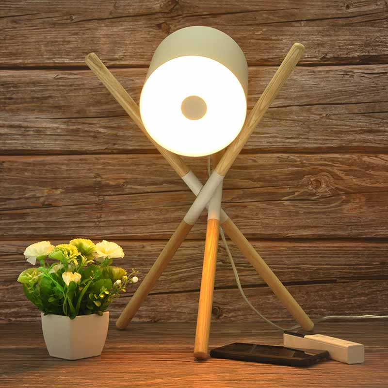 lampe sur trépied en bois