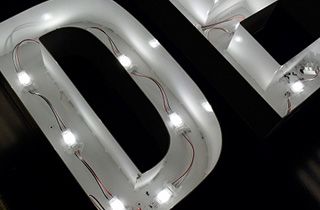 installation modules LED lettres lumineuses