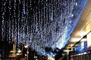 Iluminación LED del tipo cascada decorando una calle