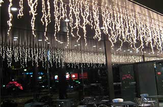 Luces LED del tipo cascada colgando del techo de un bar